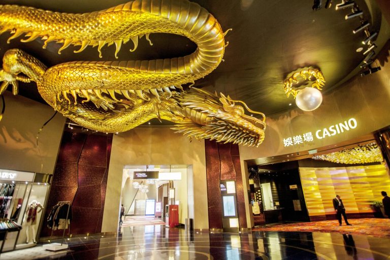 Industri kasino global terus berkembang pesat, menghadirkan kompleks hiburan megah yang bukan hanya tempat berjudi, tetapi juga destinasi wisata kelas dunia. Kasino terbesar di dunia biasanya berdiri sebagai bagian dari resort mewah dengan fasilitas lengkap, mulai dari hotel bintang lima hingga pusat perbelanjaan dan hiburan.