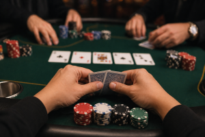 Cara Bermain Poker Kasino untuk Pemula dan Hindari Pengintipan Kartu