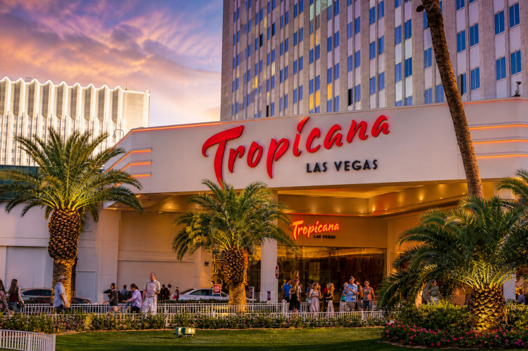 Tropicana Casino Resmi Dihancurkan: Mengenang Era Keemasan yang Ikonik